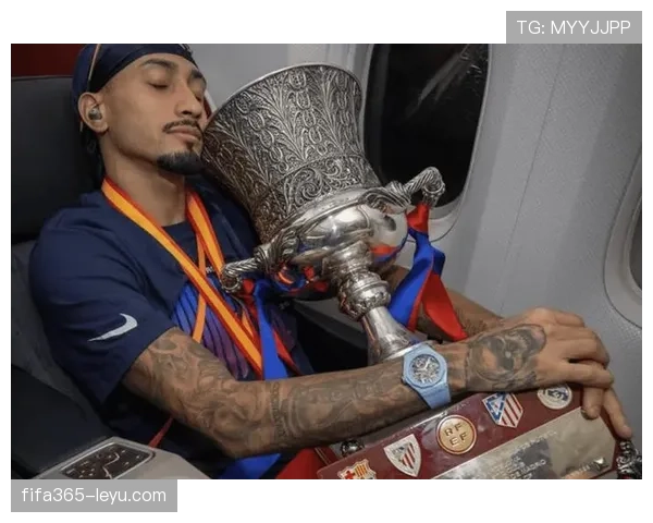 拉菲尼亚场上像疯子，社媒像豪宅展厅，谁还敢说球员生活普通？