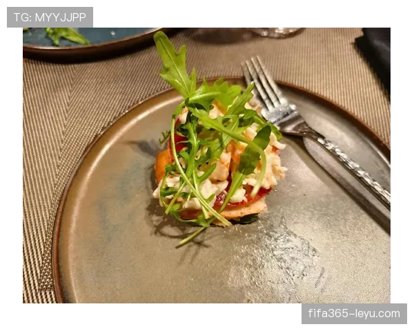 凯蒂·莱德基每天游50公里，吃饭像打卡米其林