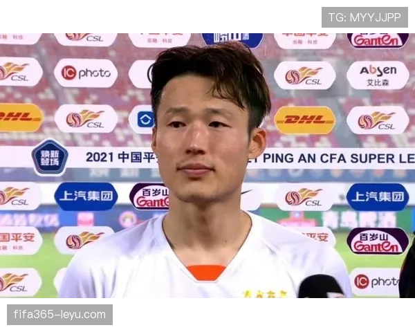 孙准浩冰场外居然这么宠妻，这对比他赛场上的铁血简直两个极端！